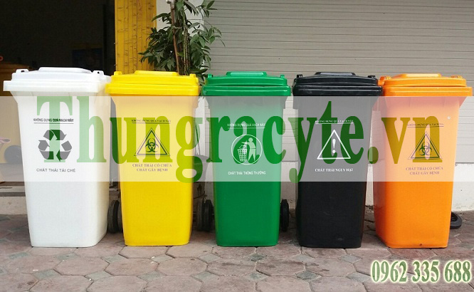 Thùng rác y tế có 4 màu khác nhau có in biểu tượng phân loại rác theo từng màu