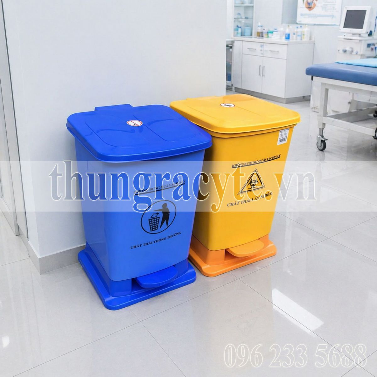 Thùng rác y tế 15L màu xanh và vàng được sử dụng trong phòng khám của bệnh viện