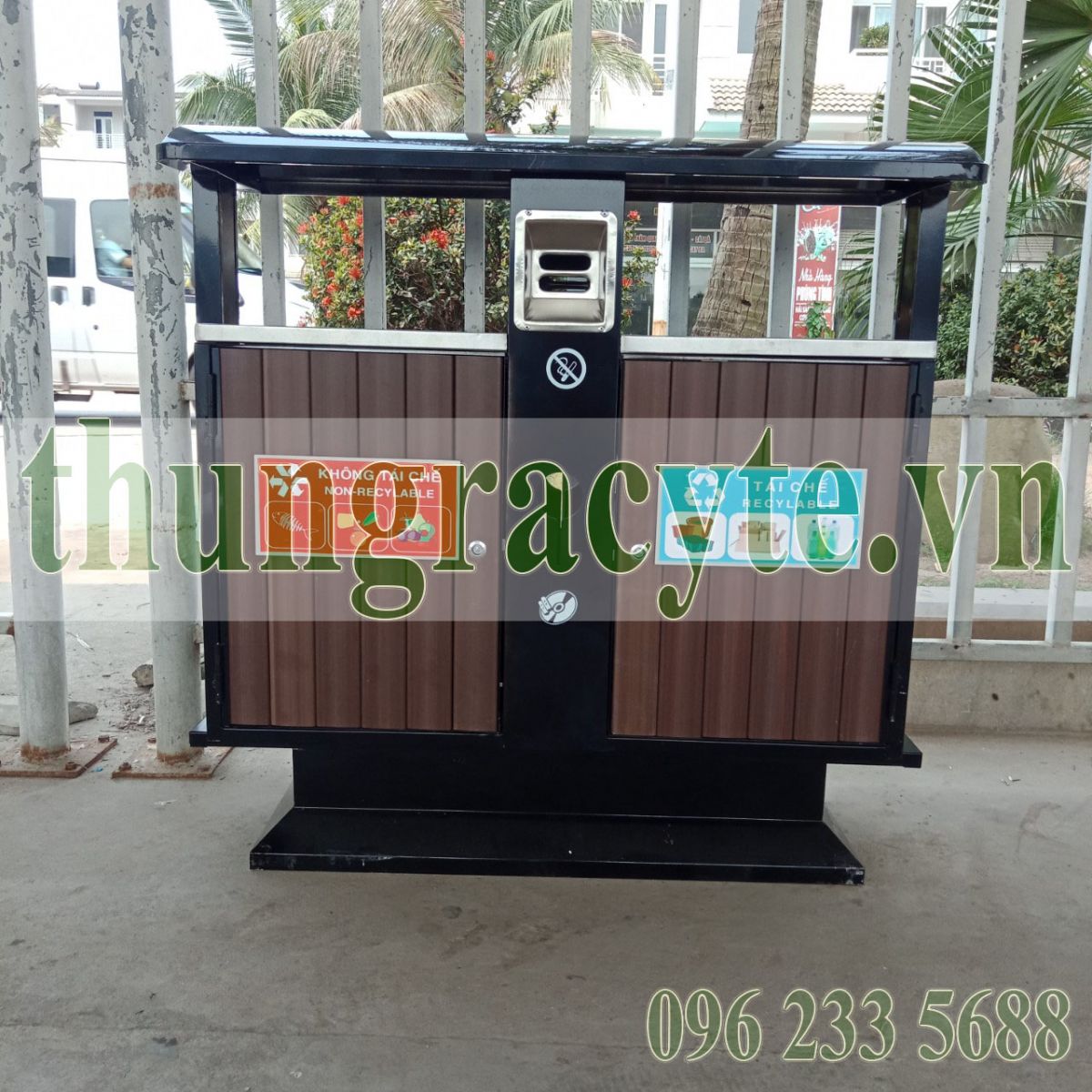 Thùng rác công viên có 2 ngăn đựng rác riêng biệt dùng để phân loại rác