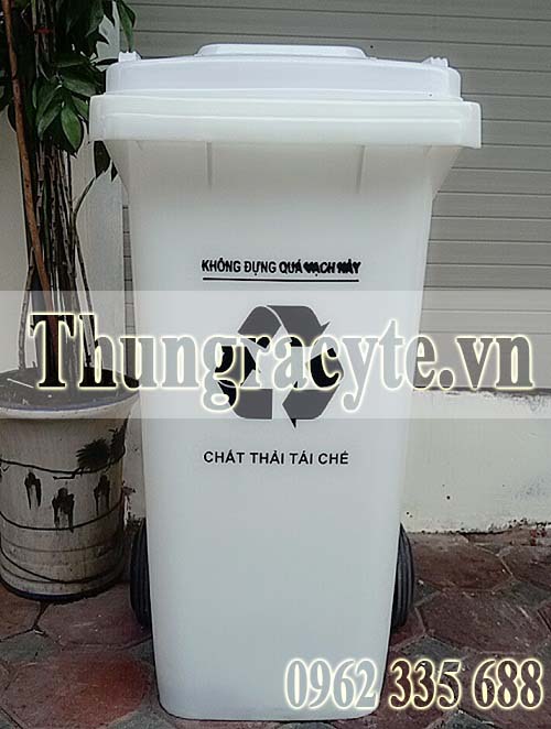 Thùng rác y tế màu trắng dùng để chứa đựng các loại rác tái chế